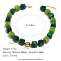 Collier en acier inoxydable plaqué or 18K avec perles de pierre verte sur fond blanc - Style Carré Vert