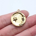 Goldener Sonne-Mond-Sterne Anhänger mit Reliefdetails und Vintage-Metalloberfläche - Antikgold