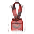 Dettaglio della stampa floreale con rose rosse sul tessuto in mesh dell'abito halter - Taglia S / Rosso