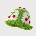 Dettaglio ravvicinato di cappello da neonato all'uncinetto con ciliegie e foglie applicate - Taglia unica / verde chiaro