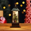 Bronzene Weihnachtslaterne mit Miniaturbaum und LED-Licht auf Holzoberfläche - Weihnachtsbaum Windlicht Modell
