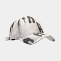 Détail de la sangle réglable et du motif tie-dye noir et blanc sur la casquette - Réglable / Tie-dye Style Lavis Noir et Blanc (Couleur n° 10)
