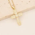 Dettaglio del ciondolo a croce placcato oro 18K con zirconi su superficie in pietra - Zirconia Bianca con Croce Centrale Rotonda (2#)
