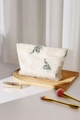 Détail de la broderie botanique et du relief floral sur la trousse en coton et lin - Grande Feuille Verte Lin