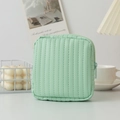 Détail de la trousse de maquillage en cuir matelassé vert menthe avec fermeture éclair - vert clair