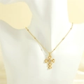 Detail einer Vintage Gold Halskette mit Kreuzanhänger, Perlen und Zirkon auf dem Hals - Großes Perle Kreuz (NE2000)