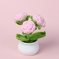 Handgefertigte gestrickte rosa Rosen-Miniatur im weißen Keramiktopf für Dekoration - Dreikopf-Rosen-Topfpflanze / Rosa