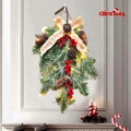 Detail von künstlicher Weihnachtsgirlande mit LED-Lichtern, roten Beeren und Tannenzapfen - Mit warmen LED-Lichtern