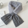 Detail von Webpelz und grauer Zopfstrickstruktur des dicken Winterschals - Grau