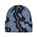 Makroaufnahme der blau-schwarzen Tie-Dye-Strickmütze mit gerippter Textur und breitem Umschlag - Blau-Schwarz Batik