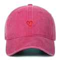 Dettaglio del ricamo a cuore sulla tela di cotone lavato di questo berretto rosa - Taglia unica / Rosa Rossa