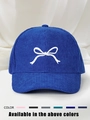 Detalle de gorra de béisbol de pana con bordado de lazo y opciones de múltiples colores - Ajustable / Azul Real