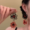 Detail von handgewebten Blumenohrringen in Rot und Schwarz mit edlen Perlen - 1# Schwarz Braun Rot (Ohrstecker)