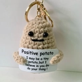 Handgemachter gehäkelter Glückskartoffel-Schlüsselanhänger mit Motivationskarte - 7cm Kartoffel Mit Positiver Karte