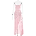 Dettaglio dell'abito in raso rosa con elegante bordo a balze e spalline sottili incrociate - S / Rosa