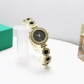 Dettaglio orologio al quarzo dorato con cinturino floreale in strass e quadrante nero - Nero