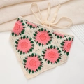 Dettaglio di un foulard a triangolo all'uncinetto con motivi granny square rosa e verdi - Bandana Granny Square Rosa Crema