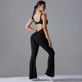 Details des rückenfreien Yoga-Jumpsuits mit Schlaghose und Scrunch-Butt-Lifting - Schwarz