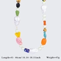 Collana di perle barocche con ciondoli a farfalla e conchiglia colorati su sfondo bianco - Stile 3 (Farfalla Conchiglia Floreale)