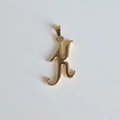 Détail macro du pendentif monogramme lettre K en acier inoxydable plaqué or 18K - Pendentif uniquement / Pendentif K