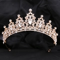 Gros plan d'un diadème de mariée doré avec motifs de feuilles et cristaux étincelants - KC Or Strass Blanc