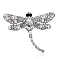 Dettaglio macro della spilla a libellula argentata con strass e gemme nere brillanti - Bianco