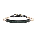 Detail des verstellbaren geflochtenen Armbands mit grünen Steinen und dreifarbigen Perlen - Verstellbares silberfarbenes Armband mit grünem Zirkon