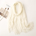 Elegante bufanda plisada blanco crema con borde de flecos sobre fondo minimalista - Blanco Roto