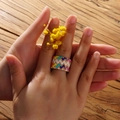 Nahaufnahme des handgefertigten Miyuki-Perlenrings mit buntem Wellenmuster an der Hand - Wellenmuster Bunte Perlen (MI-R23061405I)