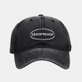 Détail d'une casquette de baseball en denim noir délavé avec broderie Moor'moor blanche - Noir