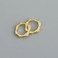 Dettaglio di orecchini a cerchio in bambù dorato con piccoli cristalli su fondo grigio - Orecchini a Cerchio a Nodo di Bambù (S-E1555) / Oro