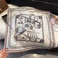 Dettaglio di elegante foulard quadrato 70cm con motivi equestri di carrozza e paisley - Bianco (W-469) / 70cm