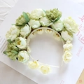 Blumenstirnband mit grünen Blüten und weißen Rosenknospen für Fotoaufnahmen - Kinder Stirnband Materialset Nr. 2