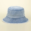 Chapeau de soleil en denim délavé avec bords effilochés et détails déchirés style vintage - M (56-58cm) / Bleu Clair