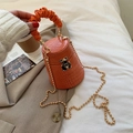 Sac seau orange motif crocodile avec chaîne à billes dorée et poignée froncée - Orange