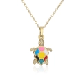 Detalle de un colgante de tortuga en oro de 18K con esmalte colorido y circonitas - Colorido