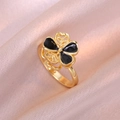 Elegante anillo de flor dorada con pétalos de esmalte negro sobre fondo de seda rosa - Estilo Flor de Cuatro Pétalos Negro y Oro (J0338-金色-1) / Dorado