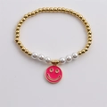Bracciale chic con perline dorate, perle bianche e ciondolo smiley in smalto rosa - Rosso chiaro