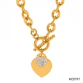Dettaglio del ciondolo a cuore dorato con zirconi e catena con chiusura a T chunky - Stile Cuore con Chiusura a T a Doppio Strato con Diamanti (KCD707)