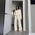 Cremeweißes Polo-Strickpullover und High-Waist-Hose mit weitem Bein im Lounge-Set - S / Weiß