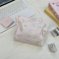Roze katoenen make-uptas met kattenprint getoond met luxe reisaccessoires - Gedrukte Kat Roze