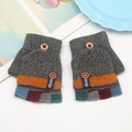 Graue gestrickte fingerlose Winterhandschuhe mit bunten Streifen und Holzknöpfen - Einheitsgröße / Hellgrau
