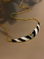 Detail van de 18K gouden hoorn hanger ketting met zwart-wit emaille en zirkonia's - Zwart-wit gestreepte ketting
