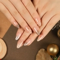 Winterliche Mandel-Nägel in Nude mit Silber-Glitzer und goldenen Schneeflocken-Mustern - Nude Pink Silber Gradient Schneeflocke Stil (JP2696)