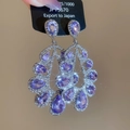 Dettaglio di orecchini pendenti in argento con cristalli viola a goccia e pietre lucenti - Silver Earring Post - Viola