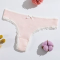 Perizoma rosa a coste con pizzo bianco e fiocco su superficie bianca pulita - S / Rosa