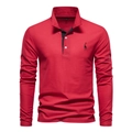 Vue détaillée du polo rouge à manches longues avec broderie girafe et col à revers - Rouge