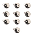 Macro-opname van tien ronde zwart-witte Yin Yang-emaille hangers met metalen ophanglussen - Stijl 4 Rond Zwart Wit Tai Chi