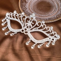 Detail einer silbernen Strassmaske mit Hohlmustern und Wassertropfenkristallen auf Satin - Silber / 19*6.5cm