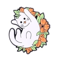Détail d'un pin's en émail de chat blanc avec des fleurs orange et feuilles vertes - Style Chat Dans Les Fleurs (XZ6932)